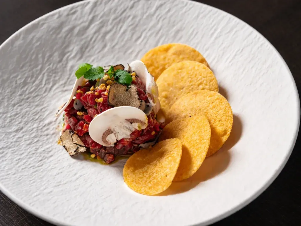 Tartar de vită cu sos de parmezan și trufe