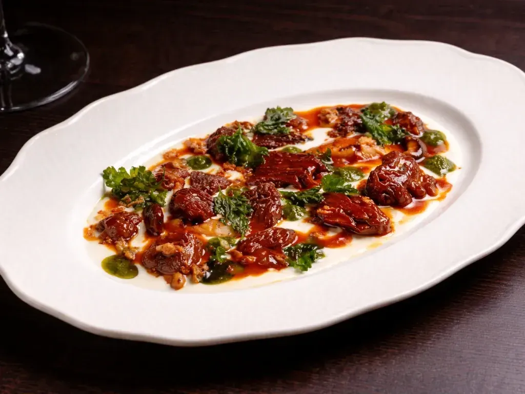 Ciuperci zbârciogi cu cremă de parmezan, chimichurri și ceapă crocantă