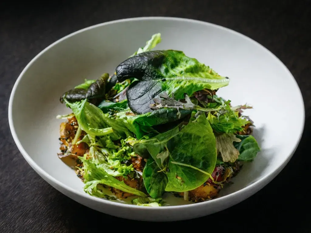 Salată cu vânătă crispy și vită în sos Teriyaki